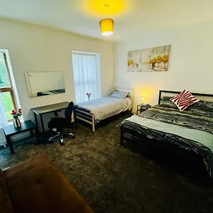 Homestay King Size In 4 Bedroom House, Walkley